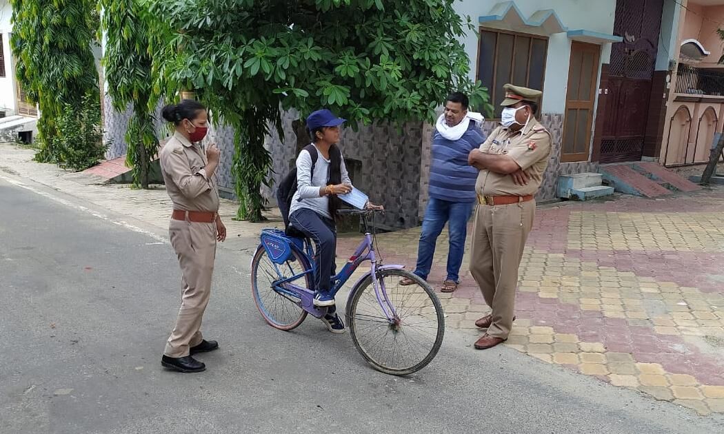 जब इंस्पेक्टर डीके त्यागी ने युवाओं को समझाया मास्क का महत्व...