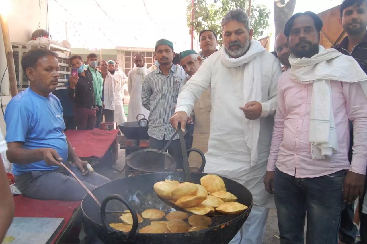 राकेश टिकैत ने तली पूरियां, किसानों ने बनाई झोपड़ी