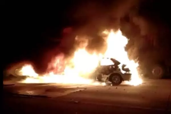 कंटेनर से टकराकर आग का गोला बनी कार, पांच लोग जिंदा जले