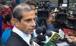 वकील महमूद प्राचा पर सरकारी कर्मचारी को बलपूर्वक रोकने पर रिपोर्ट दर्ज