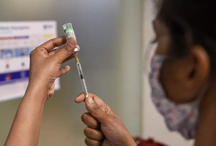 कोविशील्ड की कमी से दिल्ली में कई वैक्सीन सेंटरबंद