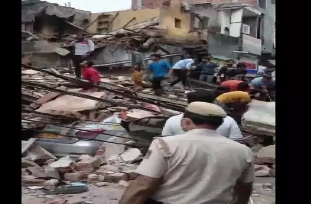 दिल्ली की सब्जी मंडी में चार मंजिला इमारत गिरने से कई लोग दबे