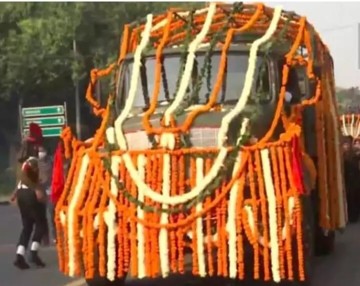 सीडीएस बिपिन रावत की अंतिम यात्रा शुरू, शहीद के सम्मान मे दिल्ली की सड़कों पर तिरंगा लेकर उतरे लोग