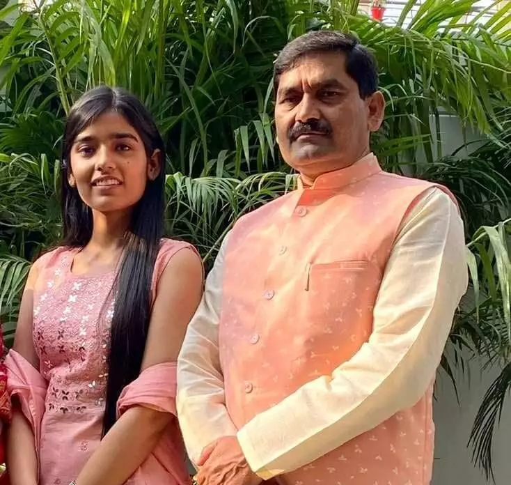भाजपा नेता हरीश अहलावत की बेटी एमबीबीएस की परीक्षा पास कर बनी डाक्टर, बधाई देने वालों का लगा तांता