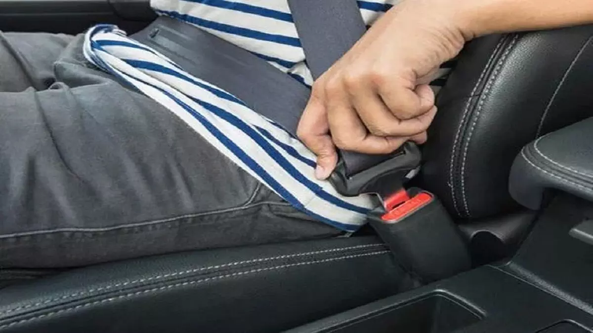 कार की पिछली सीट पर बैठे पैसेंजर को सीट बेल्ट लगाना जरूरी, नियम तोड़ने पर लगेगा जुर्माना