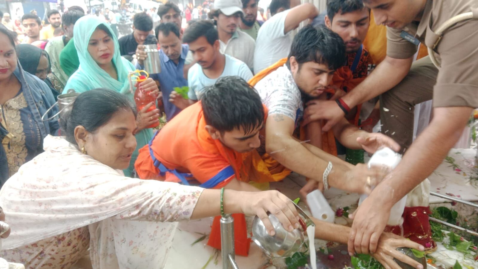 MUZAFFARNAGAR--शिवरात्रि पर बोल बम के जयकारों से गूंजे शिवालय