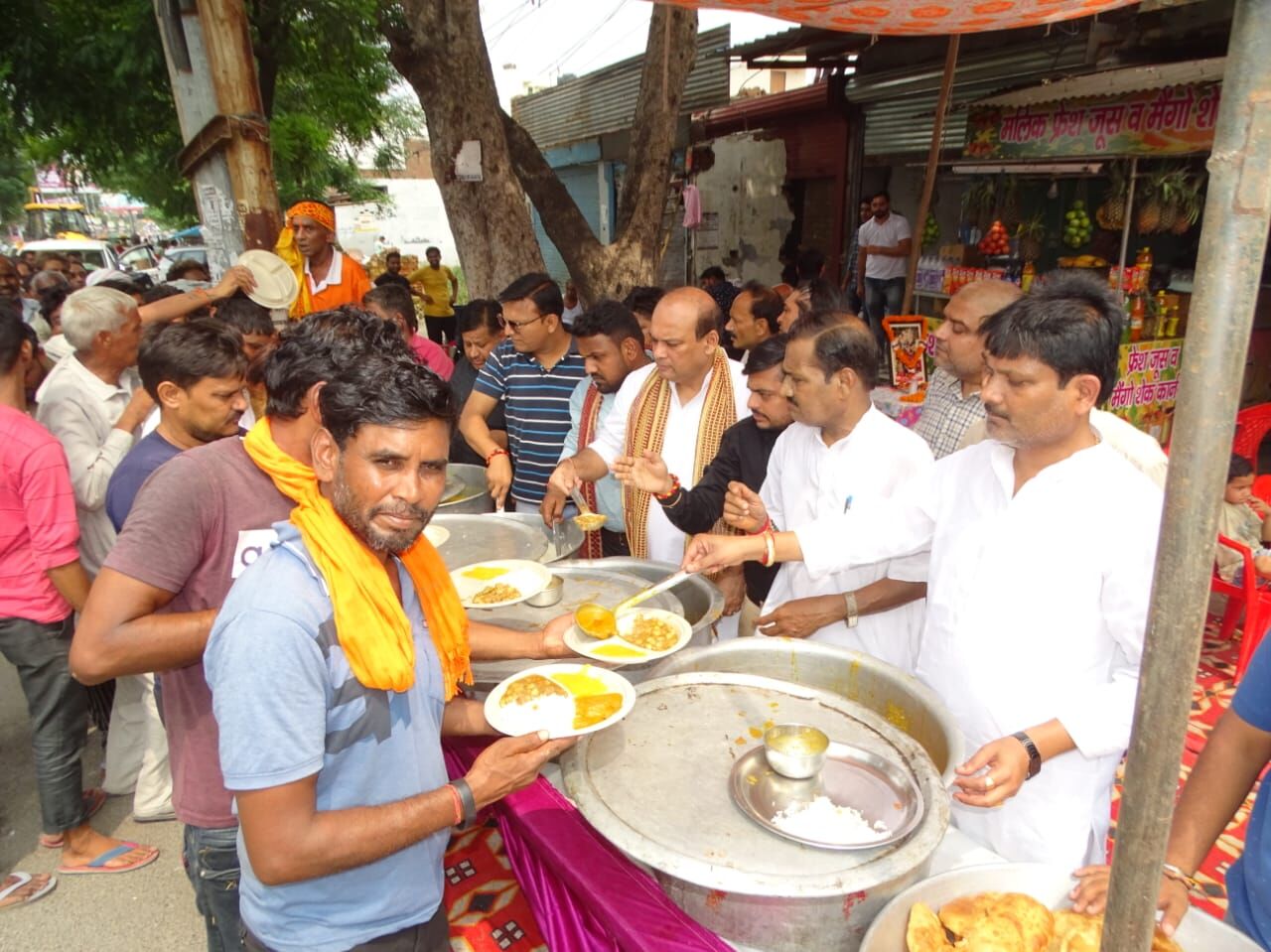 मां अन्नपूर्णा के भंडारे में गौरव स्वरूप ने किया प्रसाद वितरित