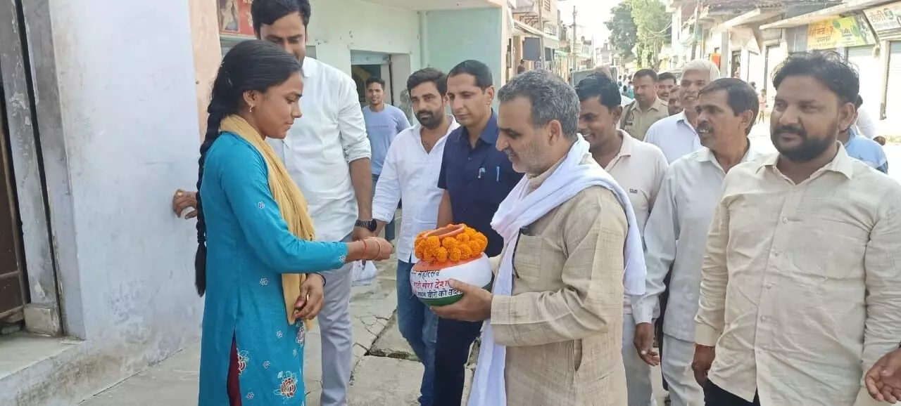 अमृत कलश यात्रा लेकर घर घर      पहुंचे केन्द्रीय मंत्री संजीव बालियान