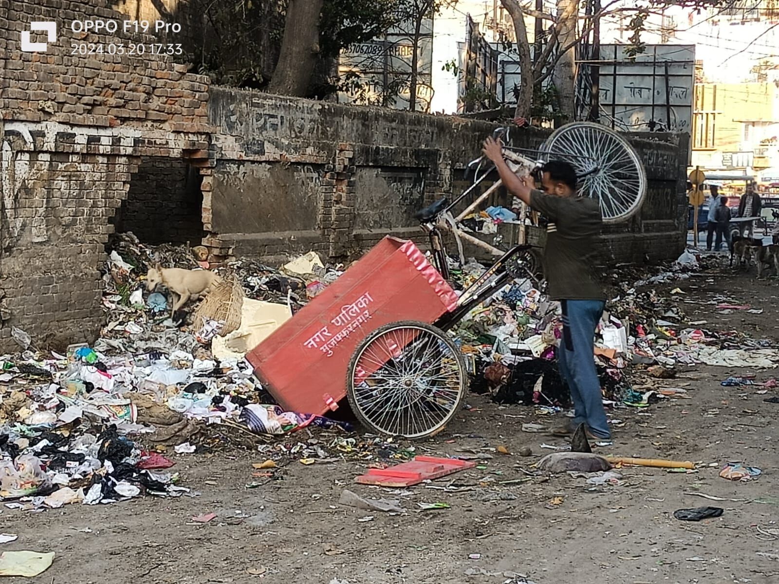 PALIKA-कूड़े के रेहडों पर भगवा रंग से हिन्दूवादी संगठन में आक्रोश