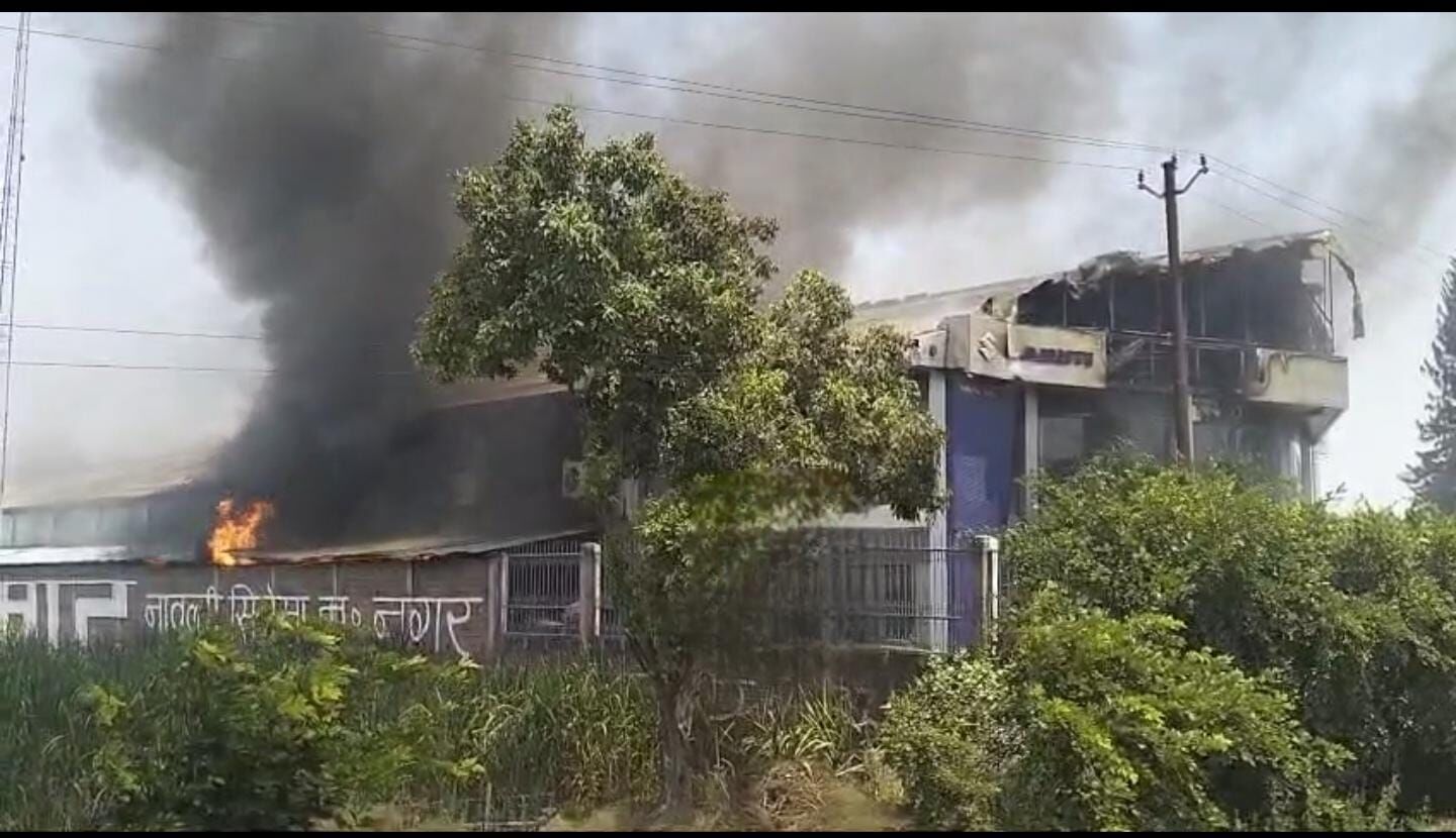 MUZAFFARNAGAR-एसी फटने से मारूति सुजूकी शोरूम में भयंकर आग