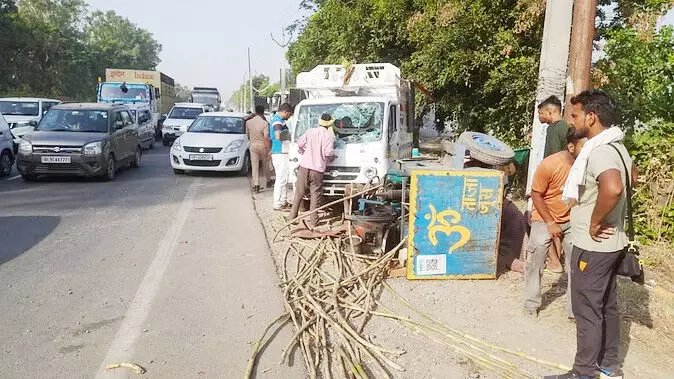 MUZAFFARNAGAR-गंगा स्नान को हरिद्वार जा रहे तीन भाइयों को मैजिक ने कुचला, मौत