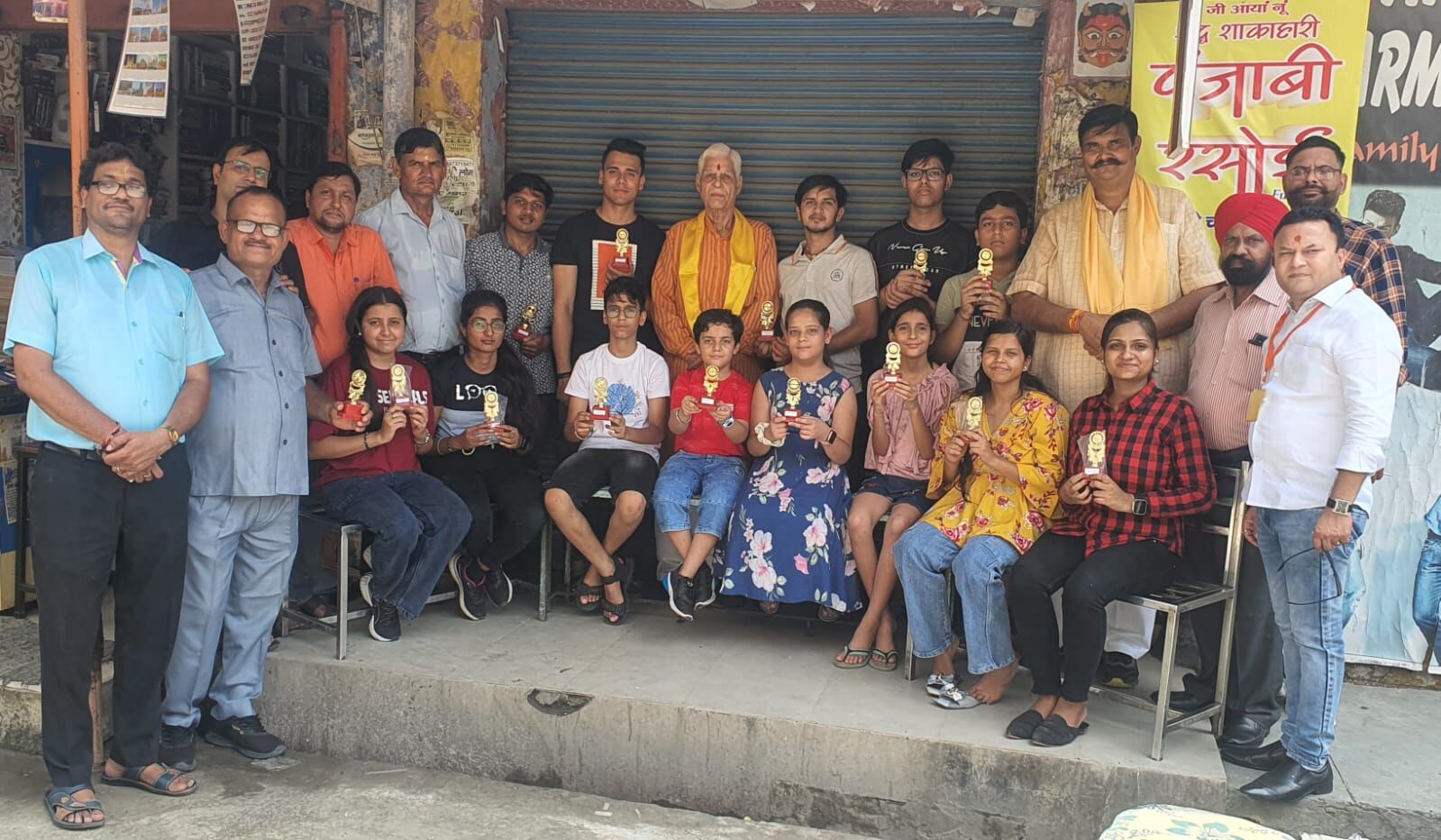 कृष्ण गोपाल मित्तल ने कावड़ शिविर में सेवा करने वाले बच्चों को किया सम्मानित