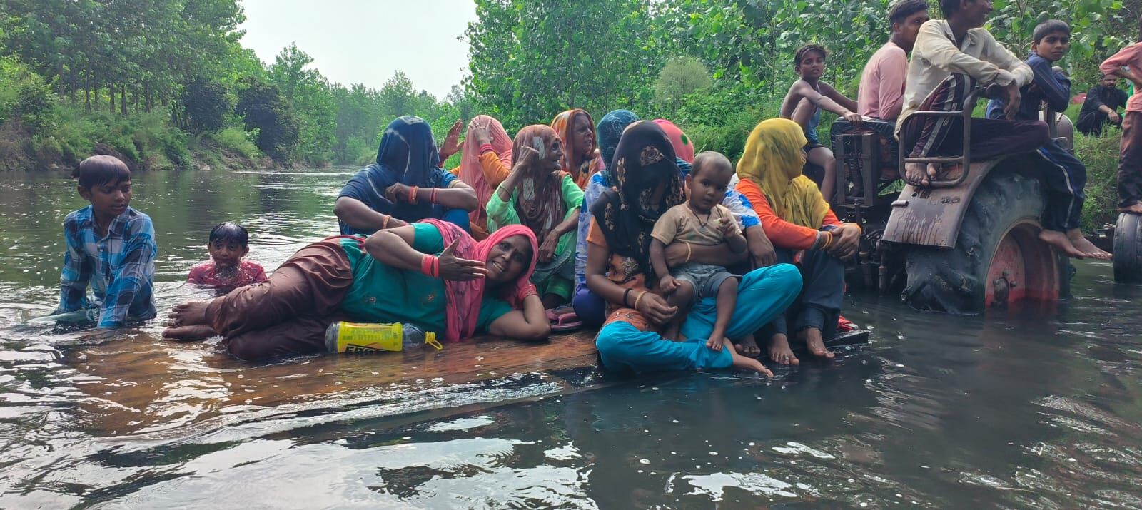 MUZAFFARNAGAR-नदी के बीच धरना देकर ग्रामीणों ने फहराया तिरंगा