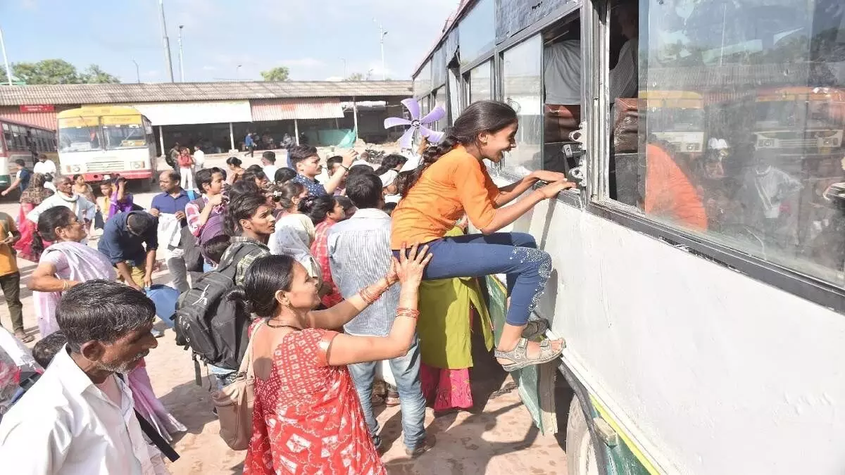 RAKSHA BANDHAN-बसों में जगह पाने को रही रही मारामारी, यात्रियों को करना पड़ा इंतजार