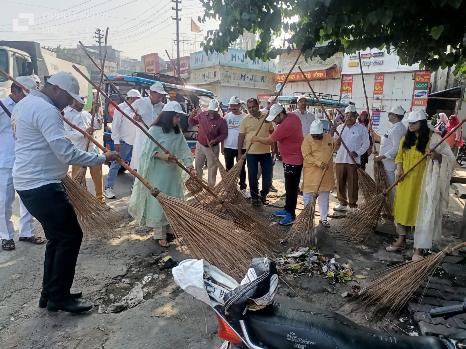 सफाई कर्मियों को चप्पलों में देख अफसरों पर भड़की चेयरपर्सन मीनाक्षी स्वरूप