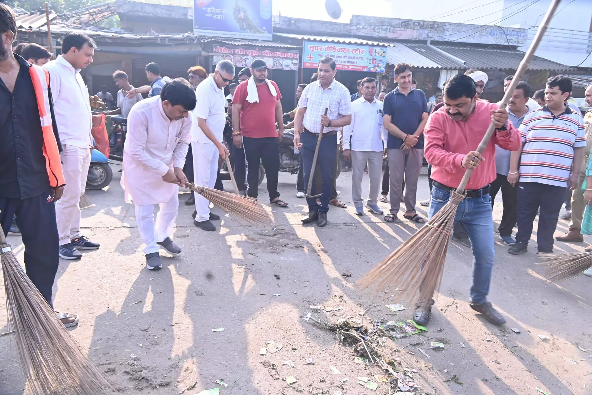 मंत्री कपिल देव ने कूकड़ा मंड़ी रोड पर चलाया सफाई अभियान