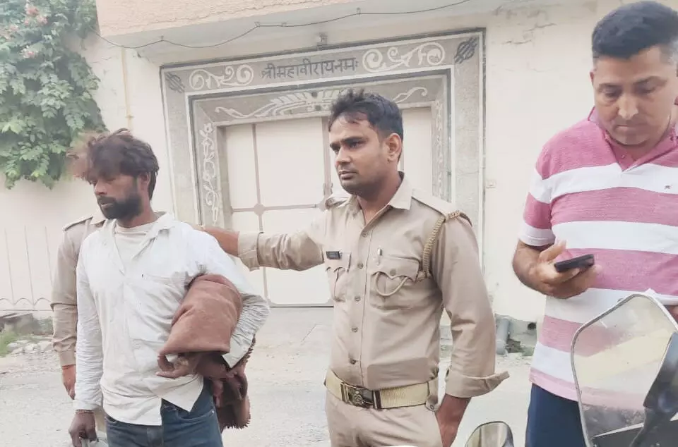 जैन मंदिर में चोरी के इरादे से घुसे चोर को पकड़कर पुलिस को सौंपा