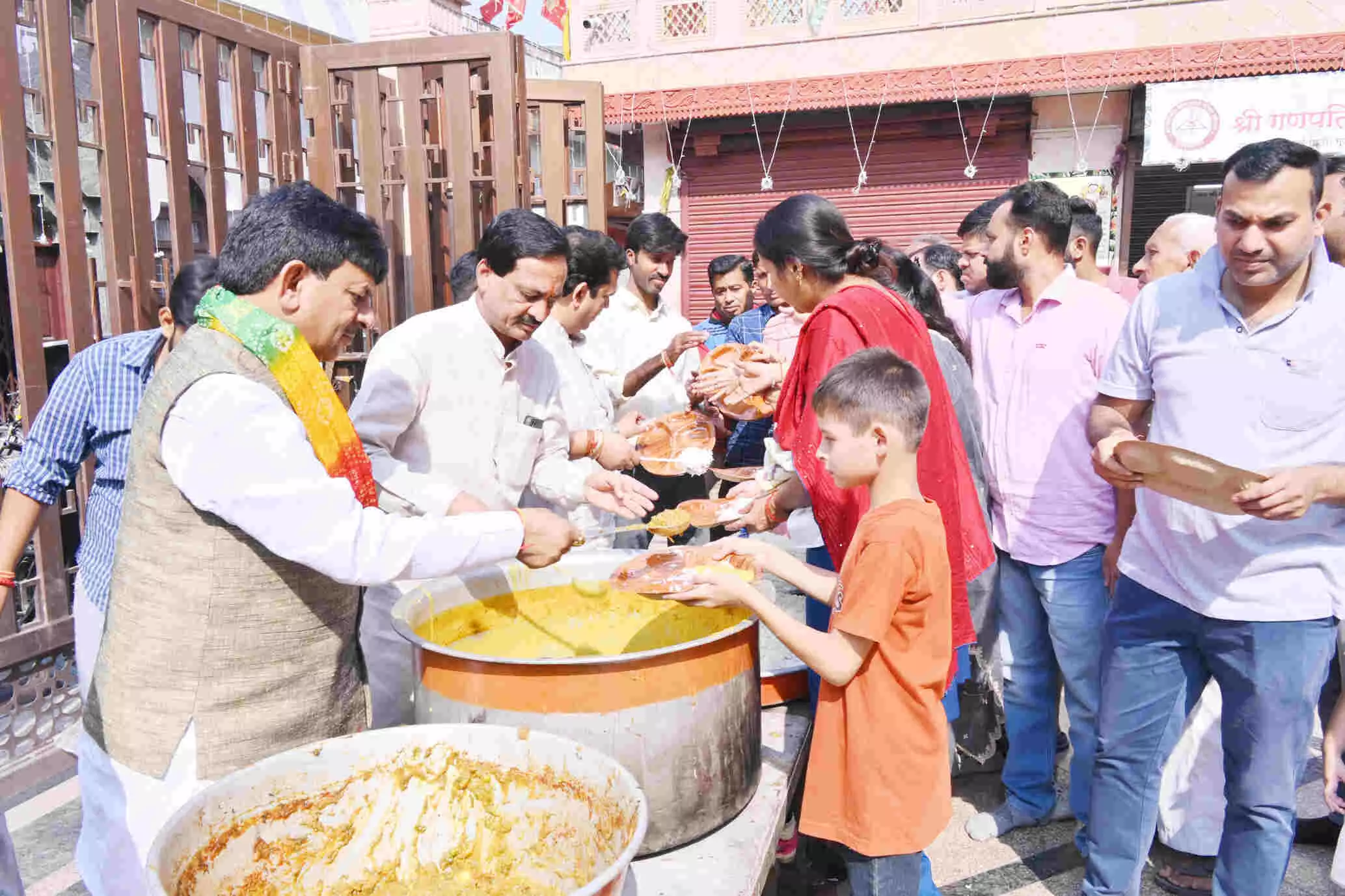 गोवर्धन पर्व पर भक्तों को प्रसाद बांटने निकले मंत्री कपिल देव