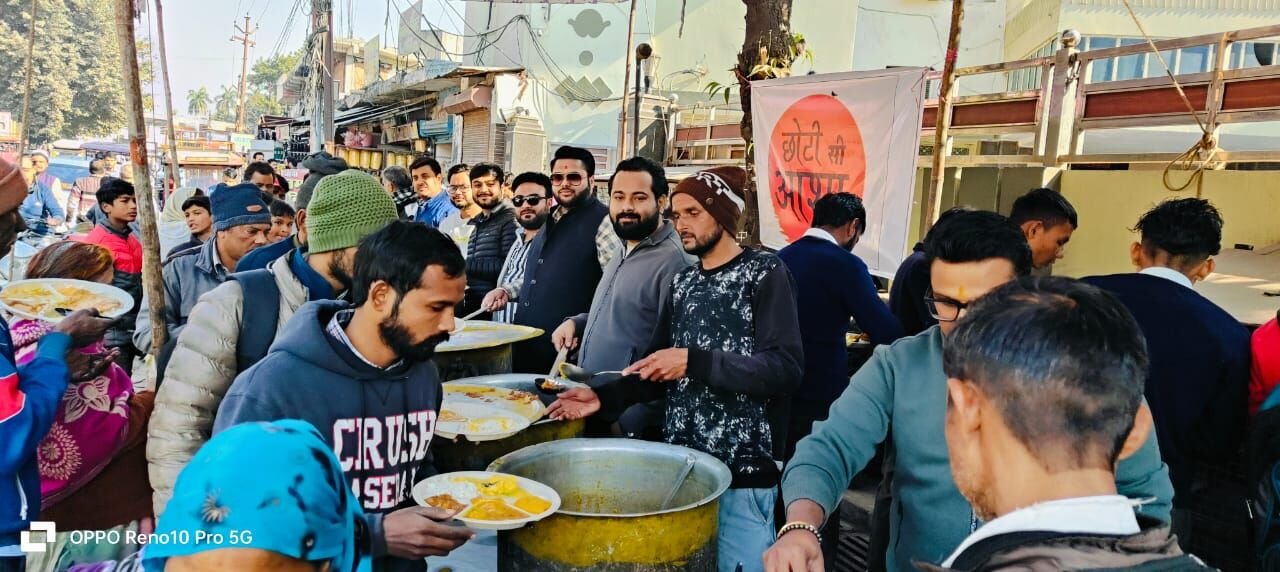 एनजीओ छोटी सी आशा ने जरूरतमंदों को किया भोजन प्रसाद वितरित