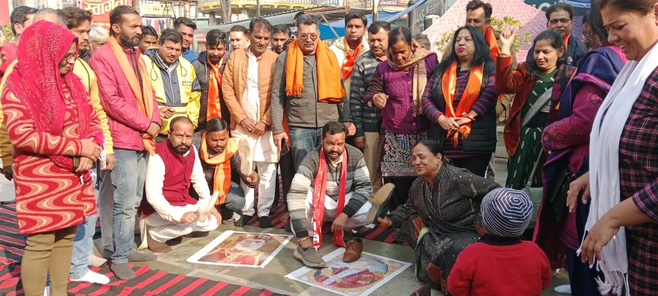 चार साहिबजादों के शहीदी दिवस पर शिवसैनिकों ने वजीर खान को जूतों से पीटा