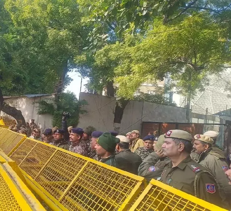 आप नेताओं को सीएम हाउस जाने से रोका, पुलिस फोर्स तैनात