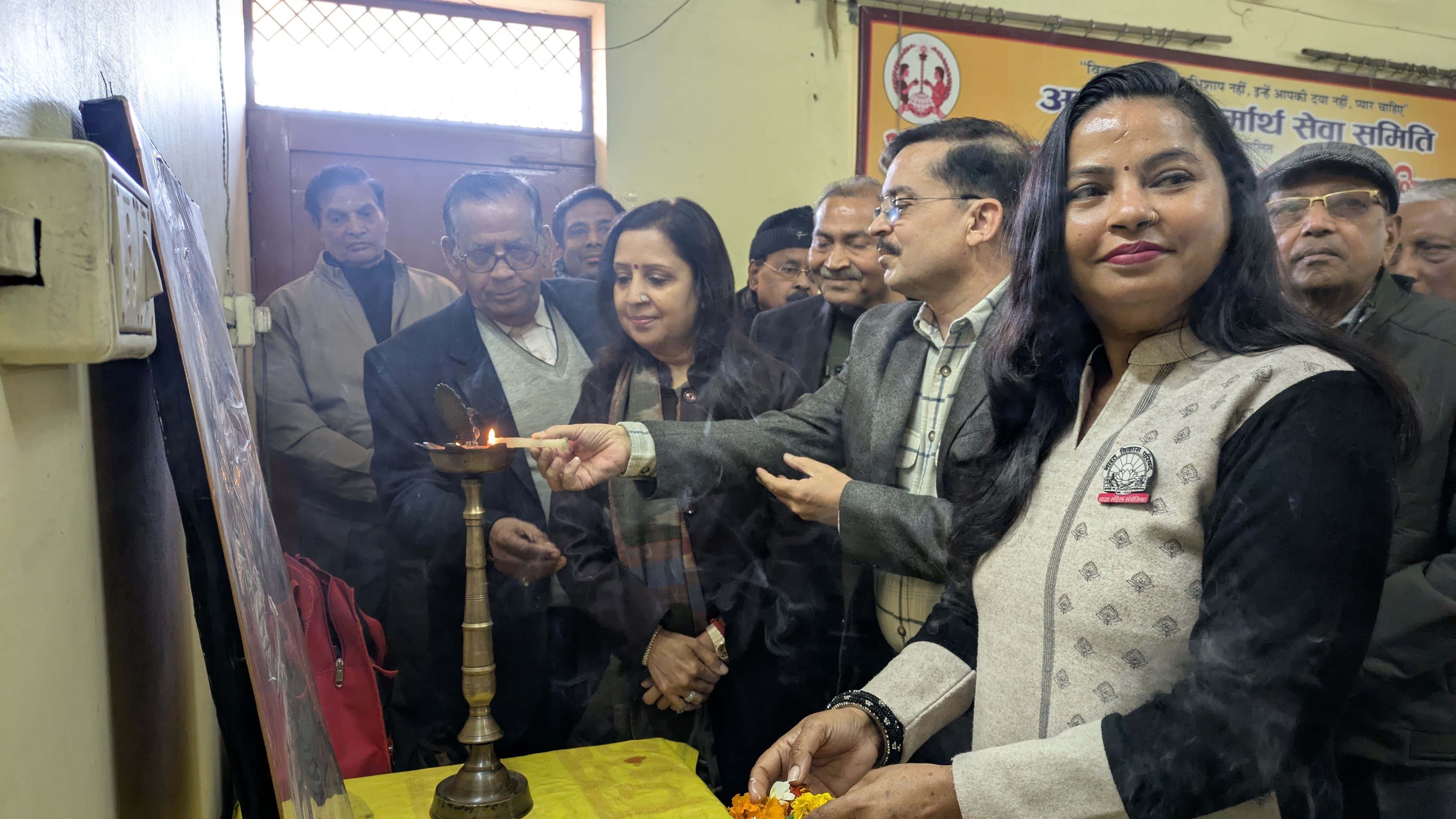 चेयरपर्सन मीनाक्षी स्वरूप ने मन्दबुद्धि बच्चों को बांटी जर्सी