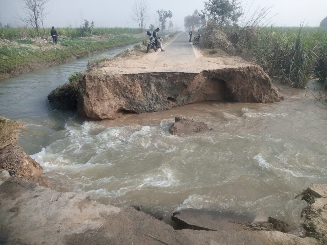 राजवाहे की पटरी टूटने से दो गांवों का रास्ता कटा, ग्रामीणों को हो रही परेशानी