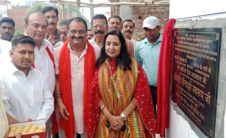 बारिश के बीच विकास की सौगात लेकर शहर में निकली मीनाक्षी स्वरूप