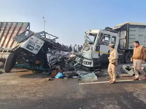 MUZAFFARNAGAR-हाईवे पर भिड़े दो ट्रक, हादसे में एक चालक की मौत