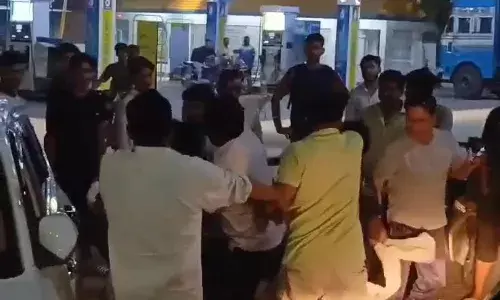 पेट्रोल भरवाकर निकले कार सवार युवकों पर हमला, वीडियो वायरल