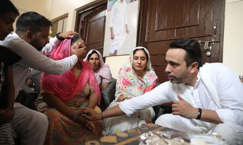 मंत्री जयंत ने पौंछे शहीद लोकेश की मां के आंसू, राकेश टिकैत ने गोद में खिलाया बेटा