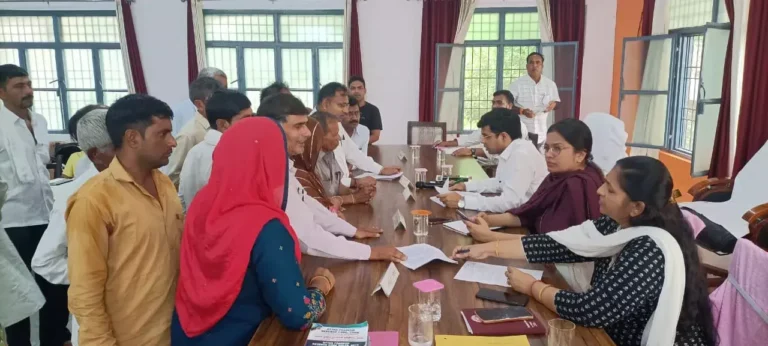 संपूर्ण समाधान दिवस में एडीएम एफ ने सुनी फरियादियों की शिकायत