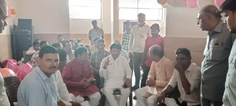 साई धाम रोड के दुकानदारों को लेकर मंत्री कपिल देव से मिले व्यापारी नेता कृष्ण गोपाल