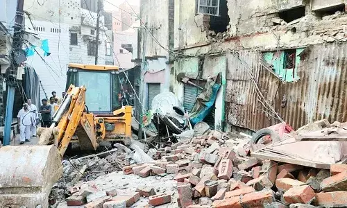 तीन मंजिला मकान गिरा, दम तोड़ गये 300 बेजुबान