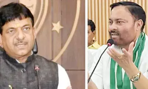 मोदी के मंत्री के मंच पर भिड़ गये योगी सरकार के दो मंत्री