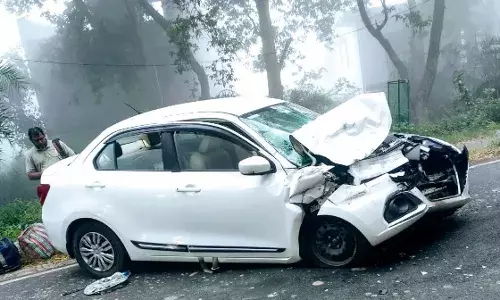 खतौली में जीटी रोड पर दूध के टैंकर से भिड़ी कार, तीन घायल