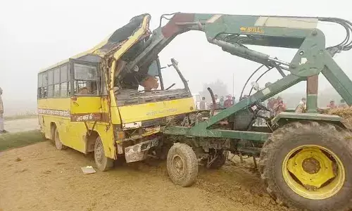 MUZAFFARNAGAR-स्कूल बस में घुसा लोडर, 12 छात्राएं हुई घायल