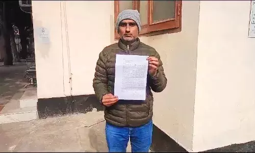 प्रदूषण अधिकारी के कारण युवक की जान पर बन गई आफत, डीएम अधिकारी पर भड़के
