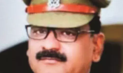 गजबः महिला से रिश्वत लेते रंगेहाथों पकड़े गये दरोगा जी