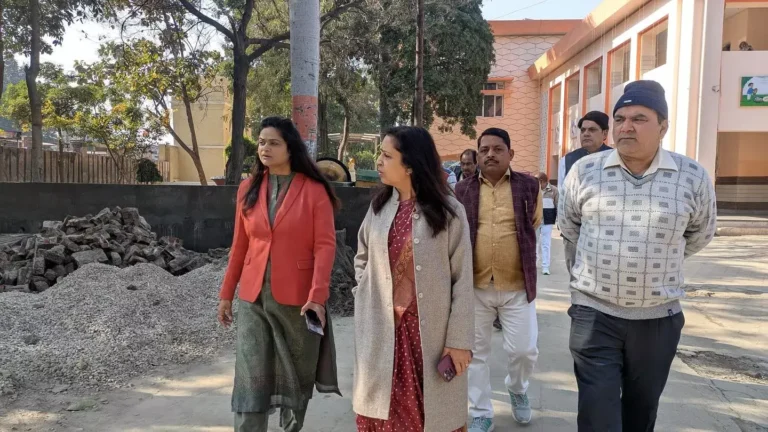 माली को टाउनहाल में देखकर भड़की चेयरपर्सन मीनाक्षी स्वरूप
