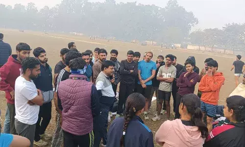 कोहरे के बीच एसडी डिग्री कॉलेज के मैदान पहुंचे मंत्री कपिल देव, सुनी खिलाड़ियों की बात