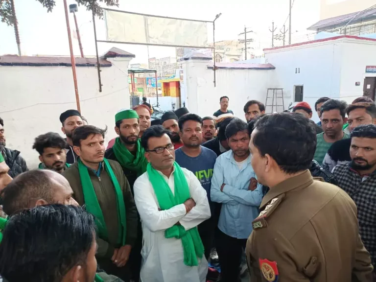 भाकियू लोक शक्ति के कार्यकर्ताओं ने थाने पर किया धरना प्रदर्शन