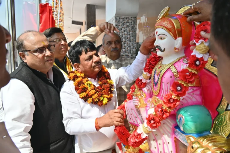 कपिल देव अग्रवाल नें किया राजा रतन चंद्र की मूर्ति का लोकार्पण