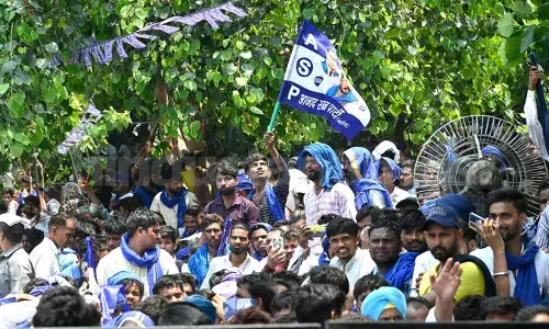 आजाद समाज पार्टी का प्रदर्शन, कार्यकर्ताओं को गिरफ्तार किया गया