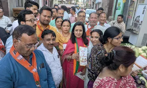 मोदी-योगी की उपलब्धियों को लेकर जनता के बीच पहुंची मीनाक्षी स्वरूप