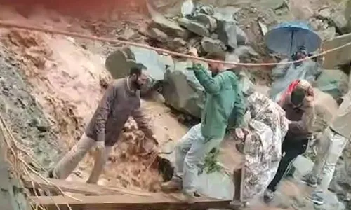 भारी बारिश से बाढ़ जैसे हालात, राष्ट्रीय राजमार्ग अवरुद्ध, तीन की मौत, 100 से अधिक को बचाया