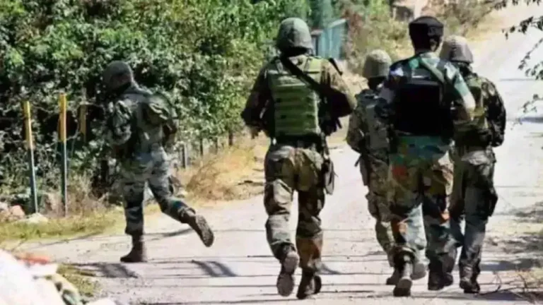 आतंकियों और सुरक्षाबलों की मुठभेड़ में एक आतंकी ढेर, दो जवान घायल