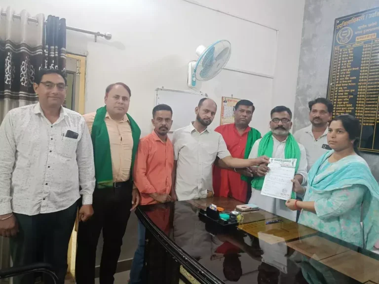 आतंकी हमले के विरोध में प्रधानमंत्री के नाम एसडीएम को ज्ञापन सौंपा