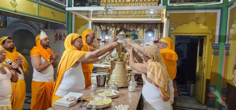श्री दिगंबर जैन मंदिर बाहरे जी मे दिन बुधवार को अक्षय तृतीया के पावन पर्व पर णमोकार महामंत्र जैन सभा (रजि.) द्वारा विधि विधान से भक्तांबर विधान का आयोजन किया गया।