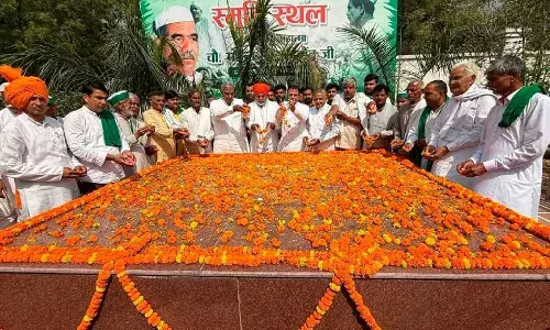 किसान मसीहा स्व. महेन्द्र्र सिंह टिकैत को दी श्रध्दांजलि